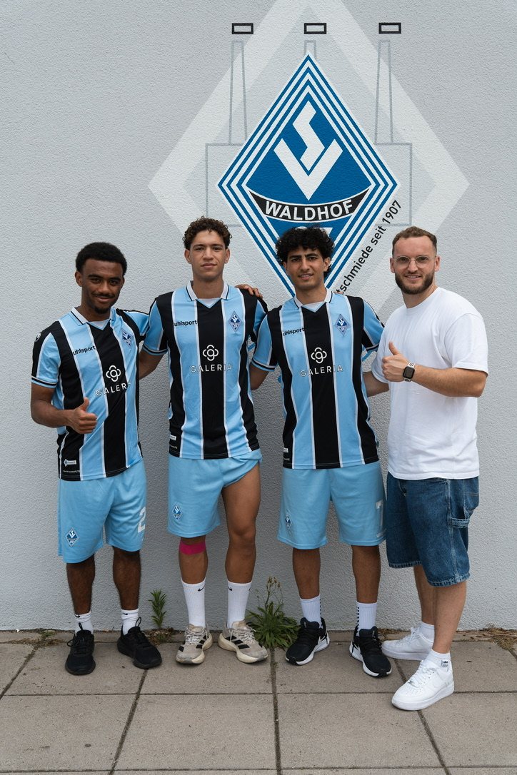 Three LHCoaching players in their SV Waldhof Mannheim kit, together with Leon Hammel